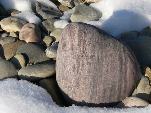 岩石在雪图片下载