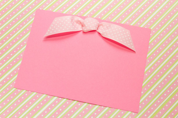 空白的粉红色卡片与虚线蝴蝶结图片下载