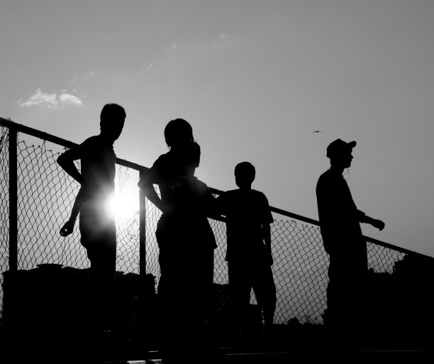 日落的男孩图片下载