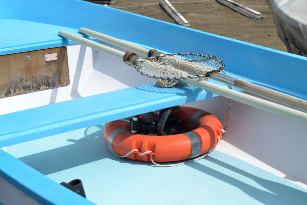 沙滩上的小船图片下载