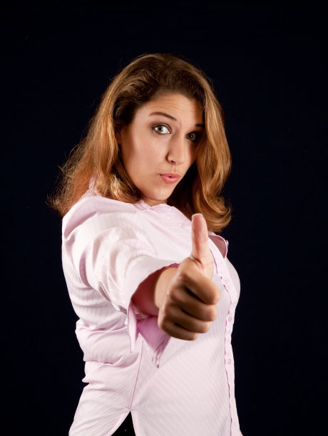 漂亮女人竖起大拇指表示OK图片下载