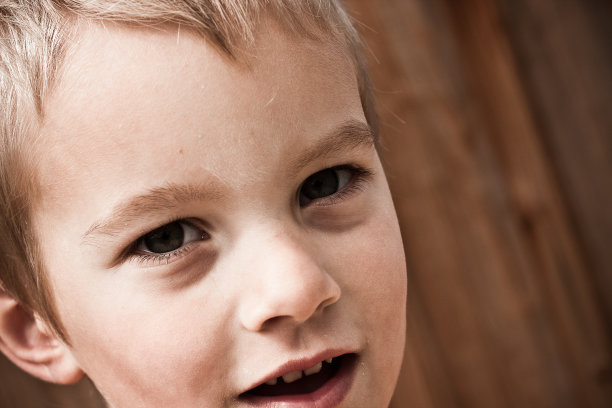 小男孩看着照相机图片下载