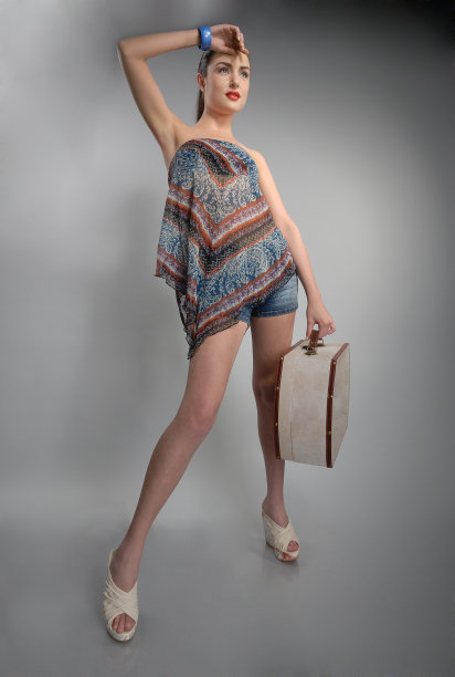 拿着老式皮箱的年轻女子图片下载