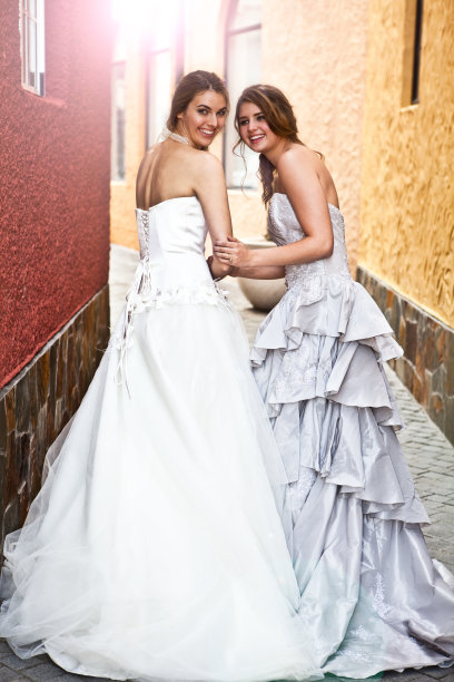 小巷里的年轻新娘和伴娘图片下载