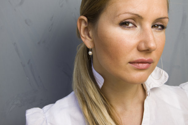 年轻美丽的女人的肖像图片下载