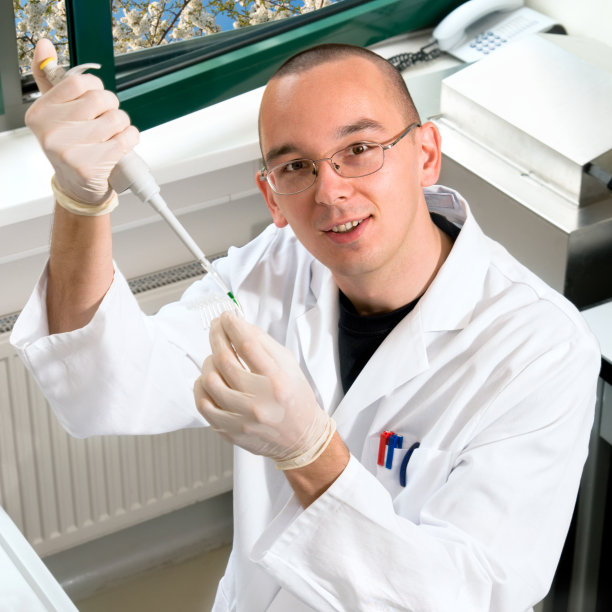 穿着白大褂的年轻研究员图片下载