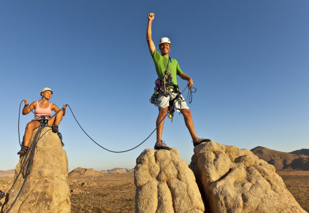 登山队到达顶峰。图片下载