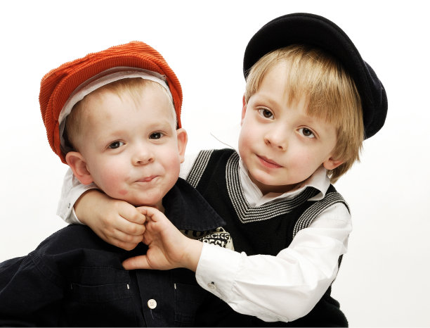 特写肖像的两个男孩拥抱看直做脸图片下载