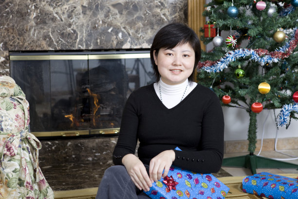 女人打开礼品盒图片下载