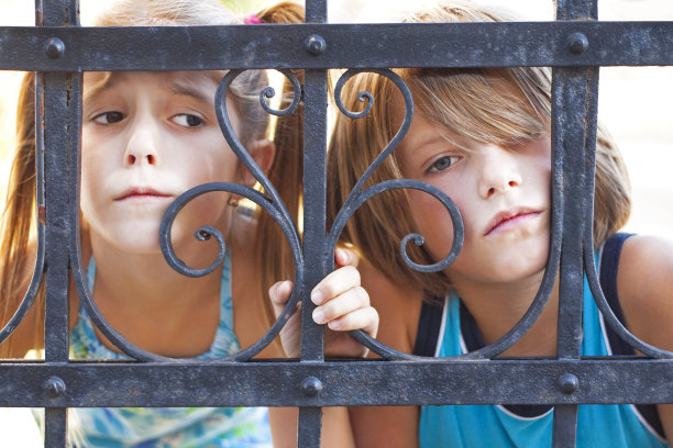 悲伤的孩子图片下载