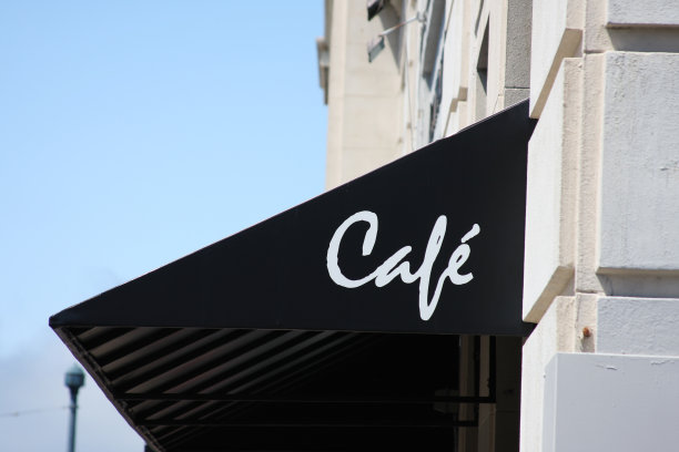 黑色遮阳篷和文字咖啡馆图片下载