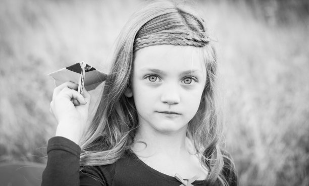 黑与白的小女孩飞纸飞机图片下载