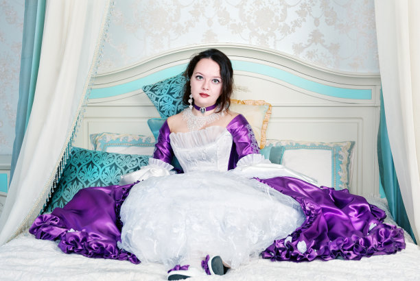 穿着中世纪服装的美女图片下载