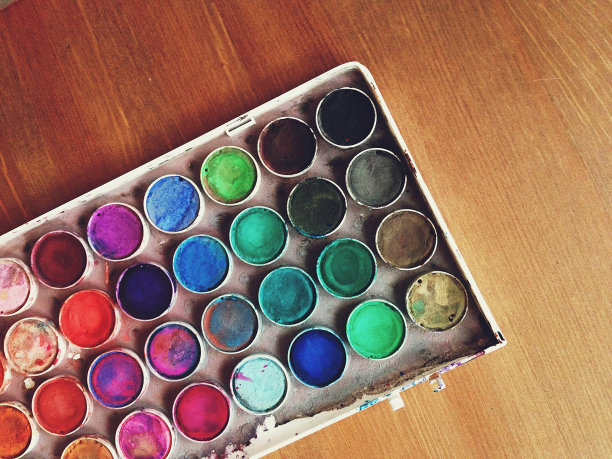 木质表面的水彩调色板图片下载