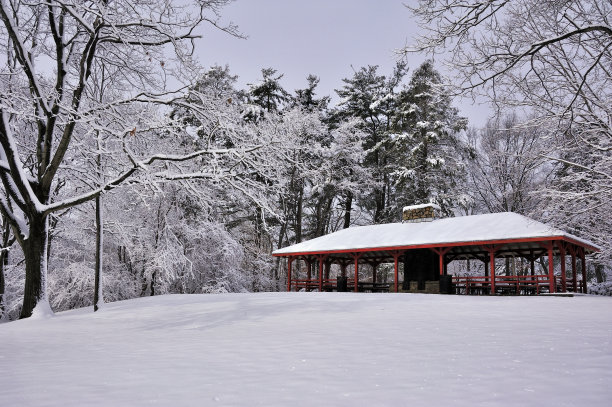 公园休息区被雪覆盖图片下载