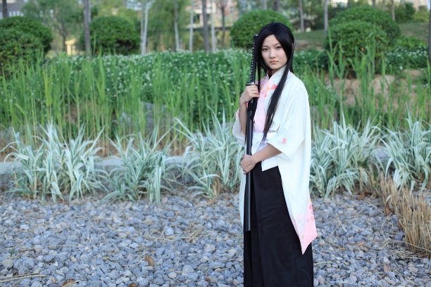 手持剑的女武术家图片下载