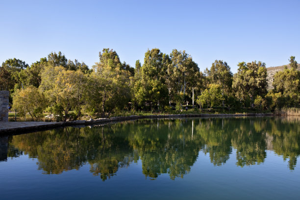 美丽的树木在湖中倒影。Dat吗?一、土耳其图片下载