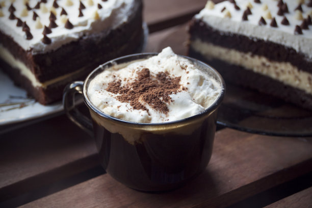 咖啡拿铁和巧克力蛋糕图片下载
