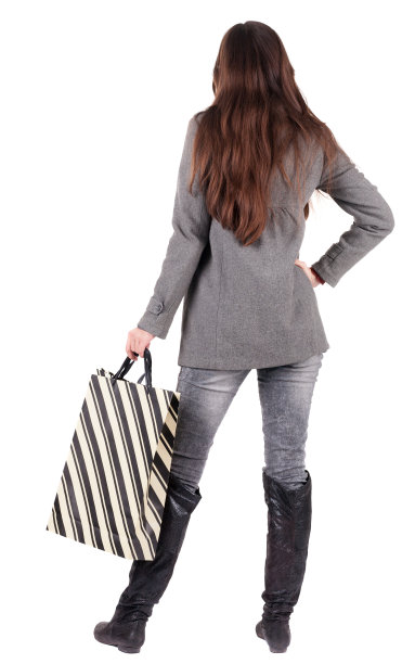 后视图去女人的大衣与购物袋图片下载