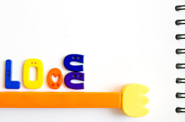 爱由纽扣和郁金香塑料花制成图片下载