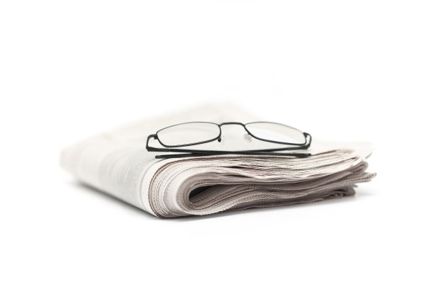 折叠报纸上的眼镜图片下载