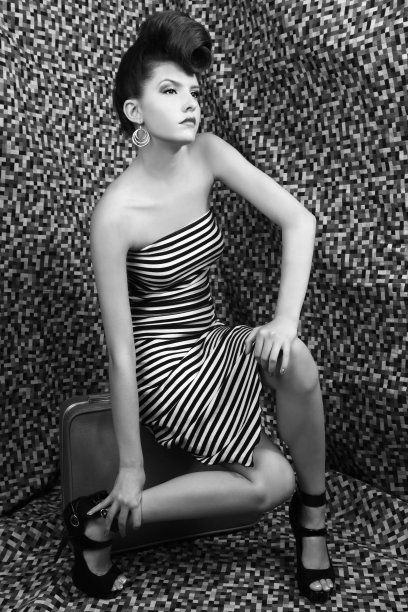 态度高级时装女人条纹图片下载