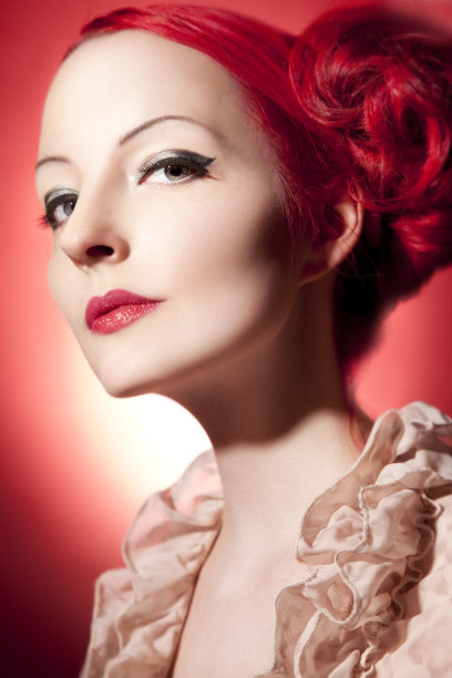 美丽的女人肖像与红色卷发图片下载
