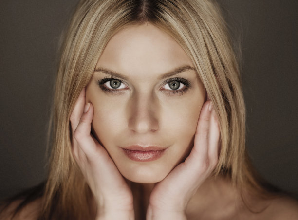美丽的白人女人看着镜头图片下载