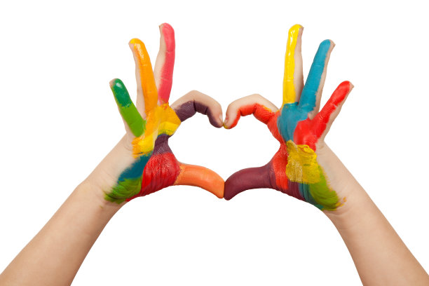 双手形成一个用多种颜色绘制的心形图片下载