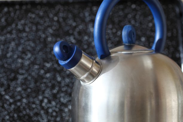 厨房里的水壶和煤气灶图片下载