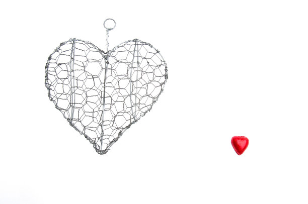 铁丝心形和红色巧克力图片下载