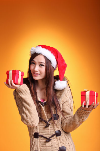 拿着一个年轻亚洲女人的圣诞礼物素材图片