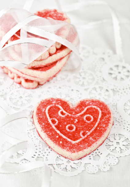 白色背景上的粉色饼干图片下载