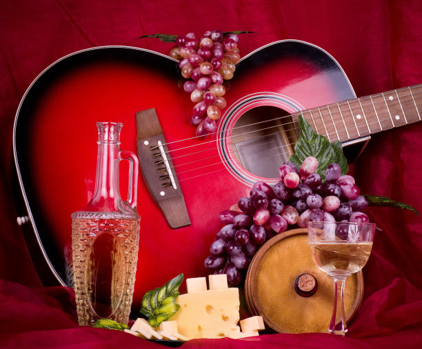 美丽的作曲与吉他在红色的背景图片下载