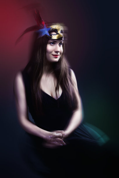 在模糊的背景上戴着狂欢节威尼斯面具的女人。Masq图片下载