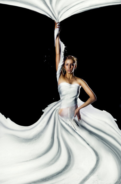 溅牛奶的女孩图片下载