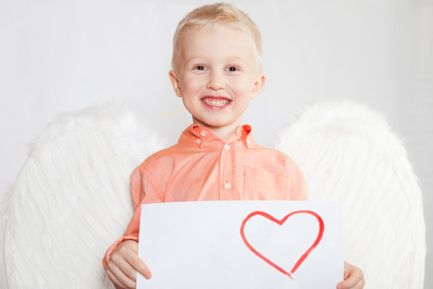 拿着情人节卡片的孩子图片下载