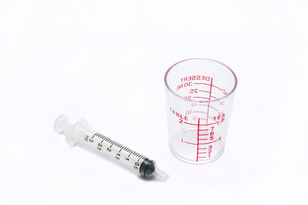 注射器和烧杯图片下载