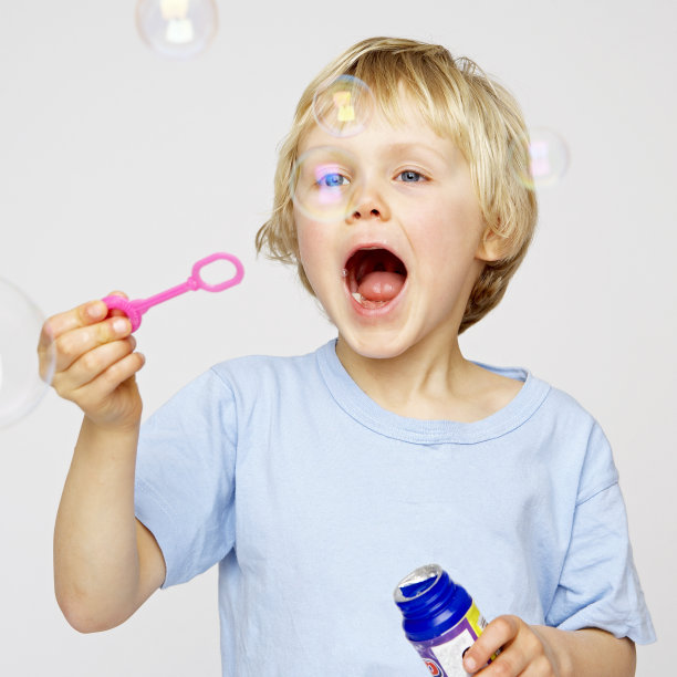 拿着泡泡瓶的金发男孩图片下载