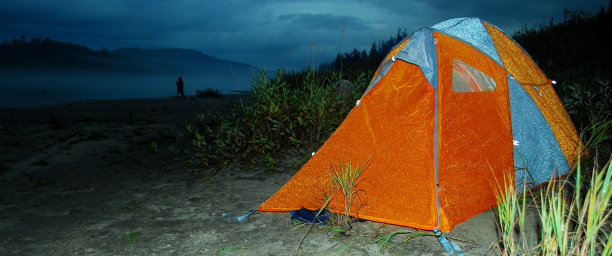 阴影中的帐篷图片下载