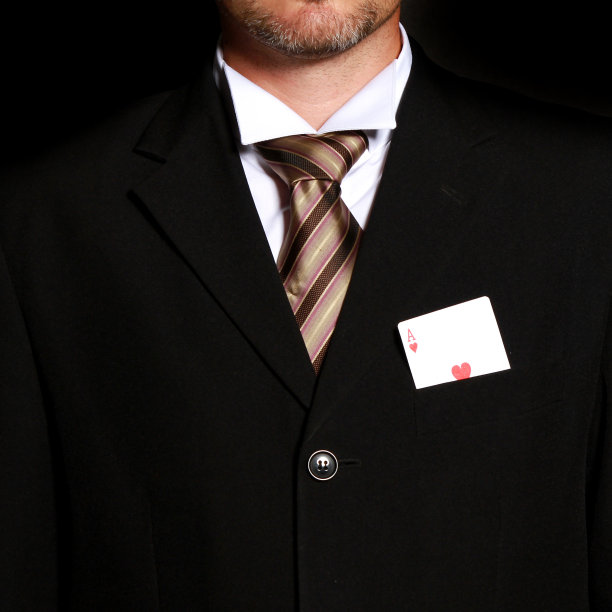 男人玩牌作弊图片下载