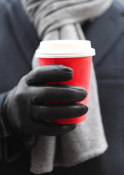 在户外喝咖啡的商人图片下载