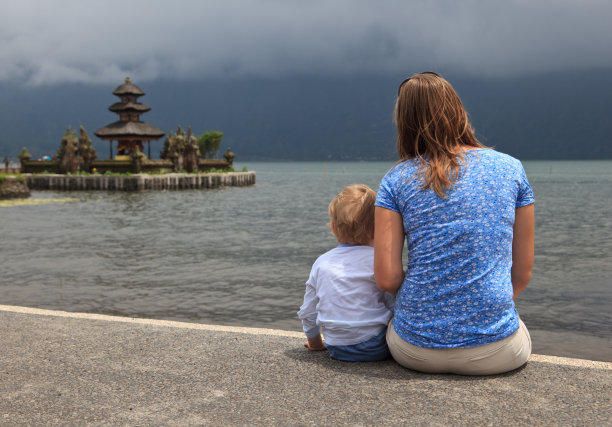 母子在巴厘岛看水庙图片下载