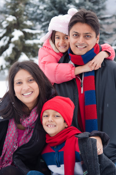 一个东印度家庭在雪中玩耍图片下载