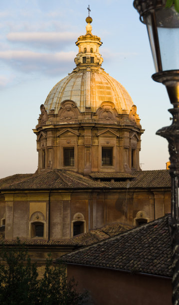 傍晚灯光下的教堂圆顶和街灯。罗马,意大利图片下载