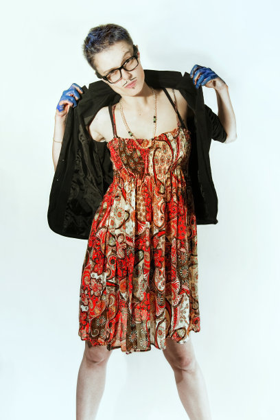 短发女孩穿着背心裙，涂着胡子图片下载