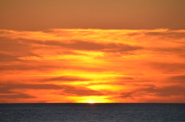 明亮的橙色的日落图片下载