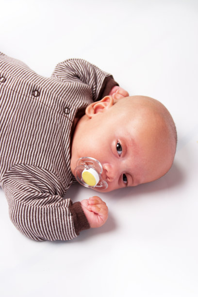 可爱的男婴吮吸图片下载