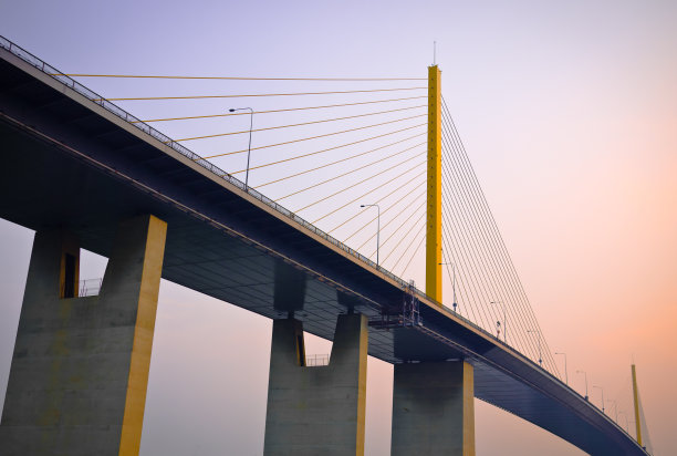 悬索桥“Rama ix”穿过曼谷的湄南河图片下载