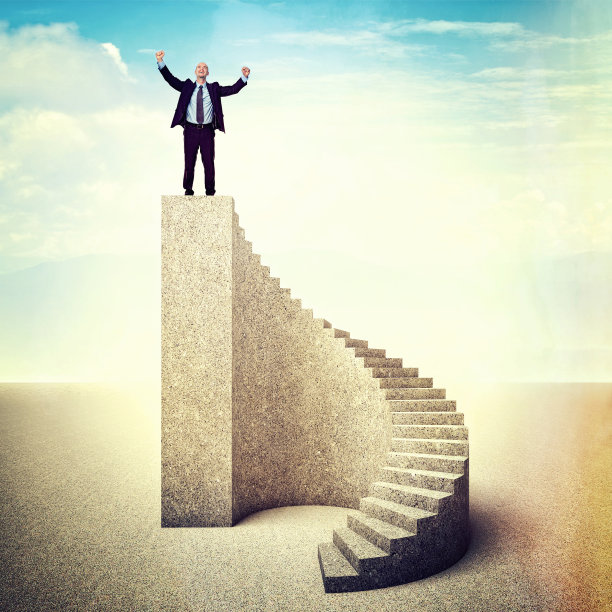 商人的手臂在盘旋的楼梯上方图片下载